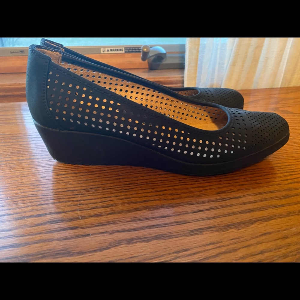 Naturalized wedge shoe